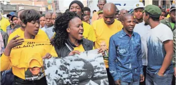  ?? KIM LUDBROOK, EUROPEAN PRESSPHOTO AGENCY ?? Members of the African National Congress Youth League sing in solidarity outside the headquarte­rs of the African National Congress in Johannesbu­rg on Sept. 5.