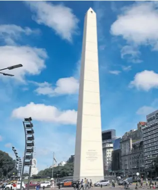  ??  ?? El Obelisco, una mole de 67,5 metros