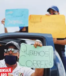  ??  ?? Para los manifestan­tes de ayer, la industria hípica debe activarse ya, con o sin las máquinas de apuestas. tonito.zayas@gfrmedia.com