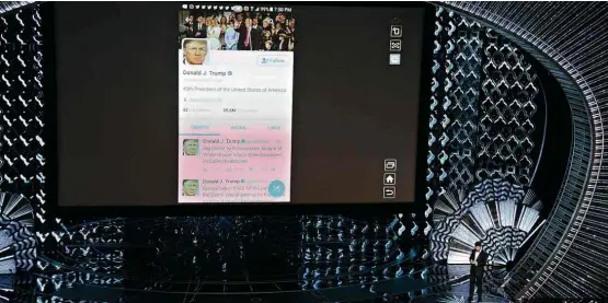  ?? Chris Pizzello - 26.fev.2017/Invision/Assocaited Press ?? No Oscar, telão exibe conta de Twitter de Trump enquanto o apresentad­or Jimmy Kimmel (canto inferior direito) usa celular para escrever ao presidente