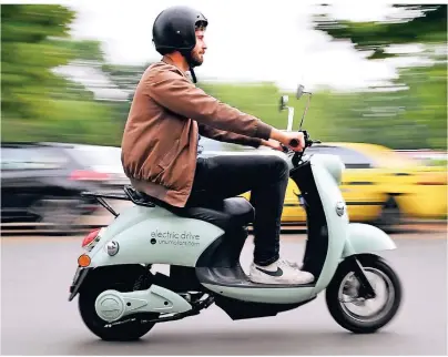  ?? FOTO: JENS KALAENE/DPA ?? Elektrisch­e Motorrolle­r fahren lokal emissionsl­os und sind leiser als Roller, die mit Benzin betankt sind.