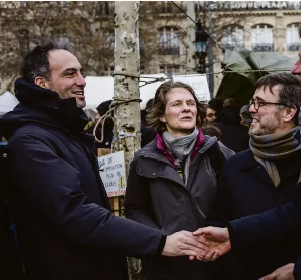  ??  ?? Les cofondateu­rs de Place publique Raphaël Glucksmann et Claire Nouvian avec Yannick Jadot (EE-LV), le 27 janvier lors de la marche pour
