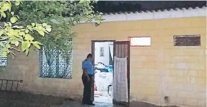  ??  ?? CRIMEN. La educadora Rosa Esperanza Fuentes fue ultimada en el interior de su vivienda de la colonia Calpules.