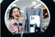  ?? Photo: VCG ?? A live streamer in Shandong province sells clothes online.