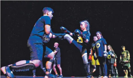  ?? FOTOS: BARBARA SOHLER ?? Bei den Kickboxern vom Turnverein Weingarten geht es hart zu, wie die Show bei der Sportlereh­rung bewies.