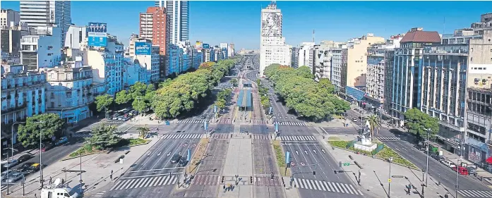  ?? EmiliAno lAsAlviA ?? Así lucía ayer, a las 10.30, la avenida 9 de Julio, el retrato más patente del alto acatamient­o que tuvo la huelga general