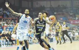  ?? Andre.kang@gfrmedia.com ?? David Huertas ataca el canasto ante Chris Ortiz en el revés de los Capitanes frente a los Cariduros de Fajardo.