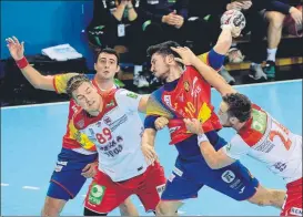  ?? FOTO: EFE ?? Álex Dujshebaev, ayer en acción. España cimentó su triunfo con el 18-10 del descanso