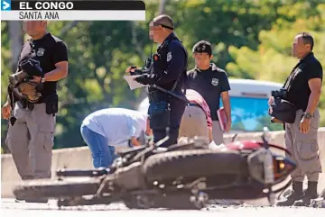  ??  ?? UN POLICÍA DESTACADO EN LA DIN DE LA DELEGACIÓN CENTRO DE SAN SALVADOR MURIÓ AL CHOCAR SU MOTO CON UN VEHÍCULO QUE REALIZÓ UN VIRAJE NO PERMITIDO EN CARRETERA A SANTA ANA.