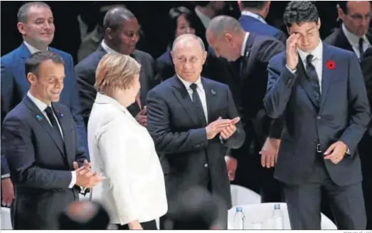  ?? YOAN VALAT / EFE ?? Emmanuel Macron, Angela Merkel, Vladimir Putin y el primer ministro canadiense, Justin Trudeau (izda. a dcha.) en la apertura del Foro por la Paz, ayer en París.