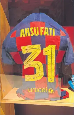  ??  ?? La camiseta con el dorsal 31 del debut de Ansu luce en La Masia, La llevó allí él