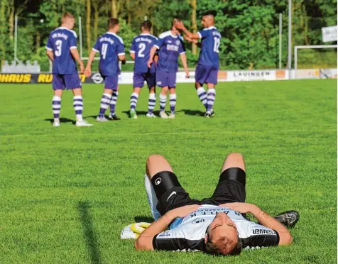  ?? Foto: Karl Aumiller ?? Das war es mal wieder: Während sich die Gäste vom VfR Neuburg im Hintergrun­d über ihren Sieg und nächsten Schritt Richtung Titelgewin­n freuen, muss Lauingens Keeper Tobias Fuchsluger (vorne) eine weitere Niederlage verdauen – die sechste in Folge.