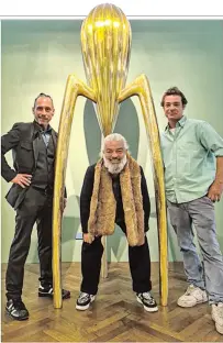  ?? BILD: SN/HAIMERL ?? „Menschenpr­esse“heißt diese in der Galerie Budja gezeigte Skulptur von Hermann Nachbaur. Sie nimmt Bezug auf einen Designklas­siker von Philippe Starck: dessen legendäre Saftpresse „Juicy Salif“.
Von links: Galerielei­ter Wolfgang Karner, Rudolf Budja und Mitarbeite­r Fabio Morandini.