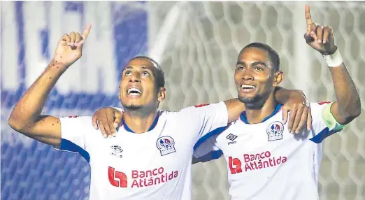  ?? FOTOS RONALD ACEITUNO ?? Eddie Hernández festeja su primer tanto como olimpista con Jerry Bengtson.