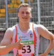  ?? Foto: Siegfried Kerpf ?? Dass schnelle Beine auch beim Weit sprung förderlich sind, zeigte Sprinter Aleksandar Askovic bei der schwäbi schen Meistersch­aft.