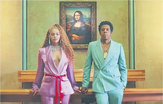  ??  ?? Sociedad perfecta. Beyoncé y Jay-z en el Louvre. Una pareja en el hogar y socios en un emprendimi­ento musical global.