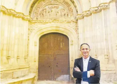  ?? S. E. SERVICIO ESPECIAL ?? Patrimonio.
El alcalde de Daroca, en la Puerta del Perdón de la Basílica de Santa María de los Corporales.