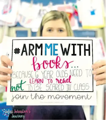  ?? Foto: Reuters ?? Vyzbrojte mě knihami! Snímek z kampaně amerických učitelů #ArmMeWith (Vyzbrojte mě) zachycuje učitelku z Iowy. Na sociální sítě vyvěsila svou fotku s nápisem: „Vyzbrojte mě knihami, protože 6leté děti se potřebují učit číst, a nikoli být vystrašené ve třídě. Připojte se k tomuto hnutí“.