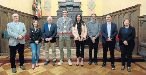  ?? ?? Christian Iguácel, con su reciente medalla de oro mundial, fue recibido en el Ayuntamien­to.