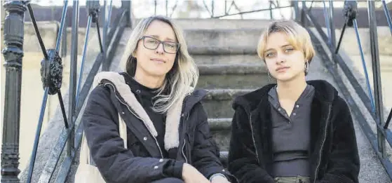  ?? EL PERIÓDICO ?? Refugiadas Viktoria Omelchuk (izquierda), junto a su hija, en Cáceres, la ciudad en la que viven desde que estalló la guerra en Ucrania. ▷