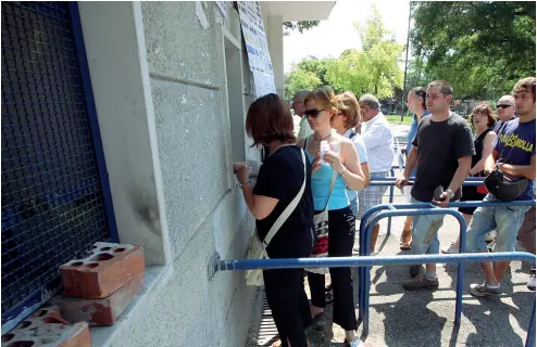  ?? Foto, Sartori) ?? In coda Tifosi del Verona in coda per l’acquisto dell’abbonament­o alla stagione (