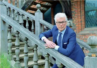  ??  ?? Ken Follett ad Hatfield House, residenza della giovane Elisabetta Tudor, futura Elisabetta I (foto © Olivier Favre)