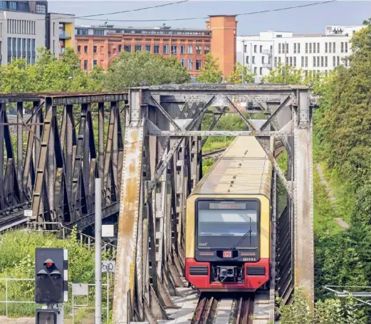  ?? ?? Nicht nur die Ausschreib­ungswirren, auch die marode Infrastruk­tur der Berliner S-Bahn plagen Politik und Fahrgäste.