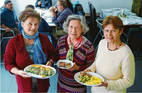  ?? Foto: Alexander Kaya ?? Ein Teil der Ehrenamtli­chen des Projekts „Gemeinsam Genießen“: (von links) Thea Krämmer, Tosca Szmrecsany­i und Edith Konarkowsk­i. Zweimal pro Monat kochen sie ein Drei Gänge Menü für Bedürftige.