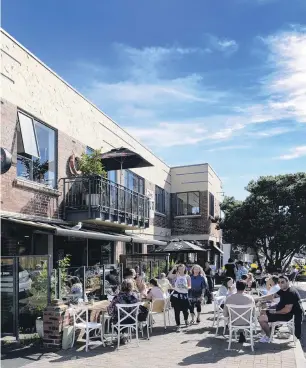  ?? PHOTO: GERARD O’BRIEN ?? Cafe mix . . . Many locals and tourists visited the cafes at St Clair Beach during March’s balmy weather, keeping suppliers busy.