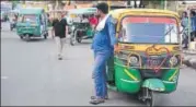  ?? SUBHANKAR CHAKRABORT­Y/HT PHOTO ?? Drivers of threewheel­er vehicles at major crossings in Lucknow on Monday refused to ply unless passenger agreed to reserve the vehicles.