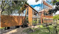  ??  ?? • Casa de las Tejas Voladoras está en Pifo, Ecuador. Tiene 68 m² de construcci­ón. se destaca el ladrillo.