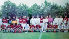  ?? ?? In campo
Bebo Martinotti con Silvio Berlusconi a S.Siro; sopra è al centro con i capelli bianchi in una partita degli anni 80 anche con calciatori del Milan (il primo in basso a sinistra è Virdis)