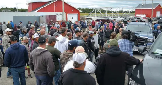  ??  ?? Une centaine de pêcheurs de homard ont manifesté, jeudi, à Sainte-Anne-de-Kent. - Acadie Nouvelle: Jean-Marc Doiron