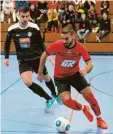  ?? Foto: Ernst Mayer ?? Mohammed Mahmoud (am Ball) und der SC Altenmünst­er machten beim Turnier in Günzburg eine gute Figur. Hier gegen den SC Bubesheim.