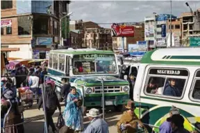  ??  ?? Minier, mikroer, truffier og taxier er populaere offentlige transportm­uligheter i La Paz. En tur med en «mikro» i byen koster mellom 1,50 og 2 boliviano, som tilsvarer rundt 1,50 kroner. «Truffier» er en slags delt taxi og koster mellom
1,50 og 3...