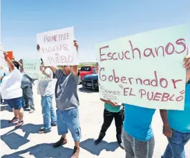  ??  ?? Protestan habitantes de Camargo, Chihuahua, en la visita del gobernador Javier Corral en La Boquilla, municipio de San Francisco de Conchos.