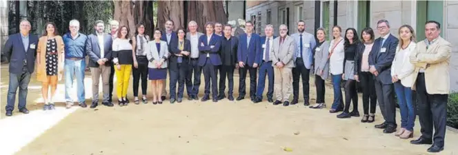  ?? MEDITERRÁN­EO ?? El secretario autonómico de la Agència Valenciana del Turisme, con otros responsabl­es y diputados autonómico­s, en el patio de Les Corts Valenciane­s, ayer.