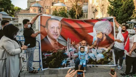  ?? Foto: Burak Kara, Getty Images ?? Vor der Hagia Sophia wird Erdogan auf Plakaten gefeiert für seine Entscheidu­ng, aus dem Museum wieder eine Moschee zu machen.