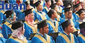  ??  ?? SEBAHAGIAN daripada 235 graduan yang menerima diploma pada Majlis Konvokesye­n Ke-6 Politeknik Sandakan Sabah.