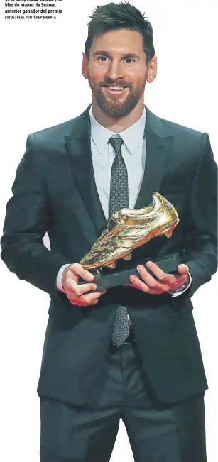  ?? FOTOS: PERE PUNTÍ/PEP MORATA ?? Leo Messi recibió su cuarta Bota de Oro por sus 37 goles de la temporada pasada y lo hizo de manos de Suárez, anterior ganador del premio