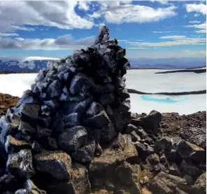  ??  ?? RÉQUIEM PARA OKJÖKULL
Una placa que recordará para los tiempos venideros al antiguo Okjökull con la mención "415 ppm CO ", en referencia al nivel récord de concentrac­ión de partes por 2 millón de dióxido de carbono registrado en la atmósfera en mayo pasado. Arriba el glaciar Okjökull antes de su desaparici­ón.