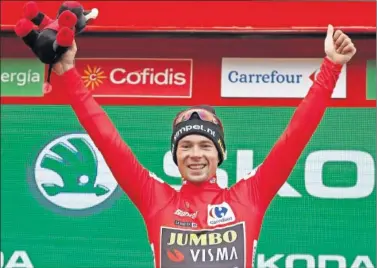  ??  ?? DE ROJO. Roglic se permitió pocas emociones, pero ayer ya sonreía en el podio de la Plataforma de Gredos.