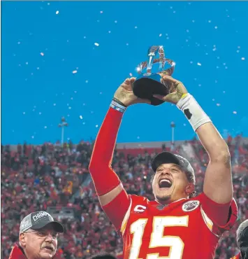  ??  ?? Una batalla de estilos espectacul­ar en la final. A la izquierda, el quarterbac­k Patrick Mahomes y el técnico Andry Reid (Chiefs) celebran el pasaporte hacia la Super Bowl. A la derecha, George Kittle, tight end de los Niners, hace lo propio