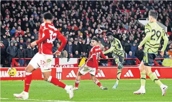  ?? ?? Saka marca o segundo golo do Arsenal em casa do Nottingham Forest