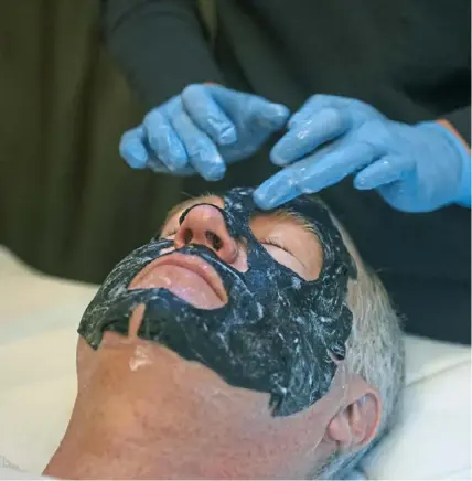  ?? Pittsburgh Post- Gazette ?? Scott Kerschbaum­er receives a facial from his wife, Eva Kerschbaum­er, at ESSpa Kozmetika. They are co- owners of the day spa and salon in Aspinwall.