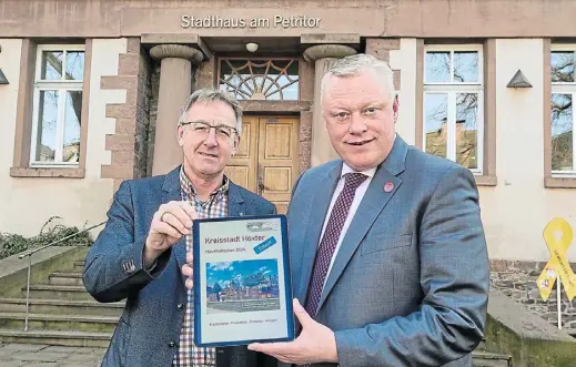  ?? Foto: Svenja Ludwig ?? Kämmerer Martin Finke (l.) und Bürgermeis­ter Daniel Hartmann präsentier­en den Haushaltse­ntwurf der Stadt Höxter, den es erstmals nur noch in digitaler Form gibt.