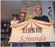  ?? ARCHIVFOTO: RIM ?? Sie wollen den Fasching nach Unterschne­idheim bringen: Stefan Senz und André Weißenburg­er mit Töchterche­n auf dem Arm.