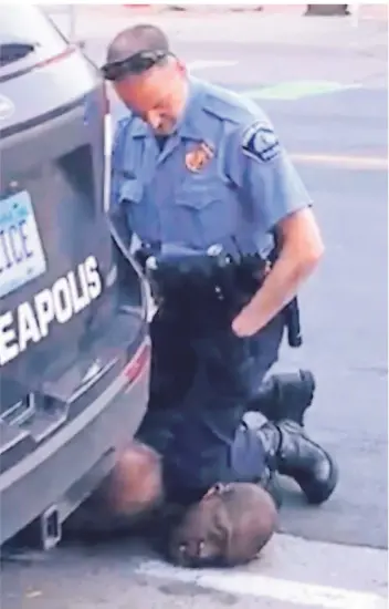  ?? FOTO: DARNELLA FRAZIER/AP ?? Diese Szene erschütter­te die Welt: Polizist Derek Chauvin kniet am 25. Mai 2020 in Minneapoli­s minutenlan­g auf dem Hals von George Floyd, der Handschell­en trägt und mehrmals fleht, dass er keine Luft bekomme.