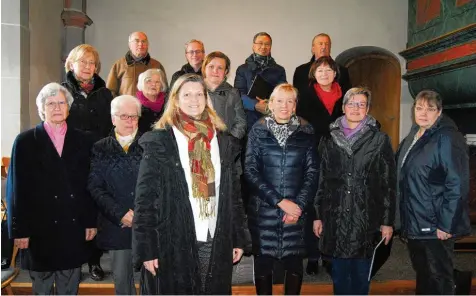  ?? Foto: Anja Fischer ?? Marie Schmalhofe­r (vorne) und der Bobinger Kirchencho­r haben über Jahre hinweg viele Messen gestaltet. Nach Weihnachte­n löst sich die Gruppe auf.