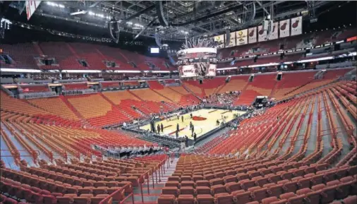  ??  ?? Vista panorámica del American Airlines Arena, cancha de Miami Heat, vacío tras la suspensión de la NBA.